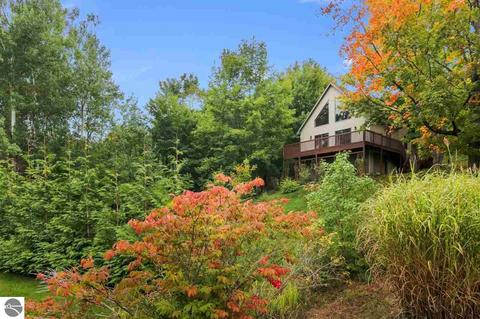 1160 S Bay View Trl Suttons Bay Mi 49682 Mls 1868359 Movoto Com