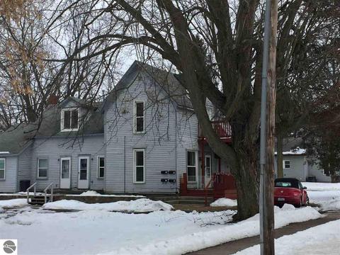 313 4th St, Clare, MI 48617 photo 1