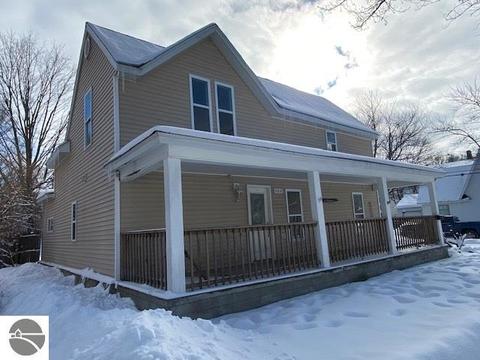 404 E Pine St, Cadillac, MI 49601 photo 2