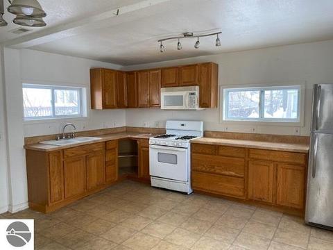 404 E Pine St, Cadillac, MI 49601 photo 6
