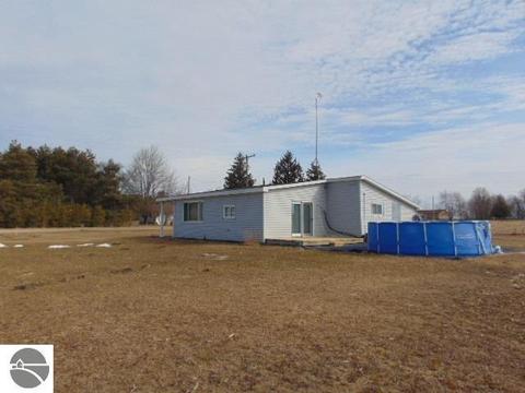 9675 W Tyler Rd, Sumner, MI 48889 photo 3