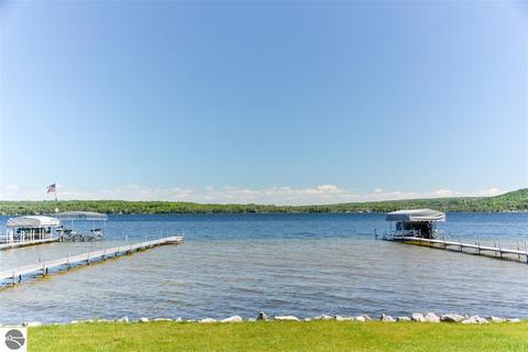 8193 S Pine Tree Ln, Cedar, MI 49621 photo 5