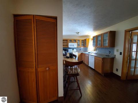 7655 Hampton Cir, Grawn, MI 49637 photo 5