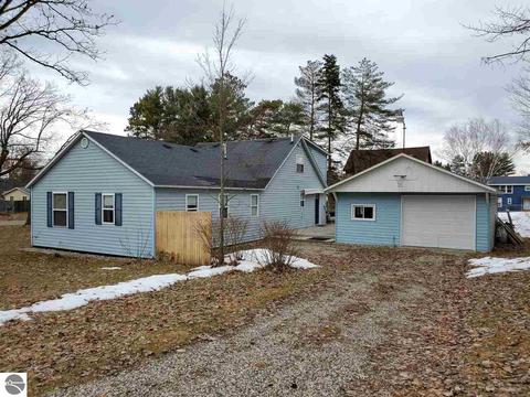 102 Elm St, Harrison, MI 48625 photo 2