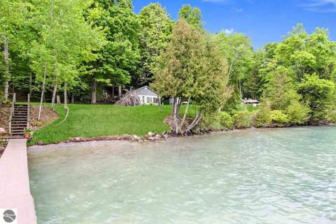 7655 Nw Torch Lake Dr Kewadin Mi 49648 24 Photos Mls 1874680 Movoto