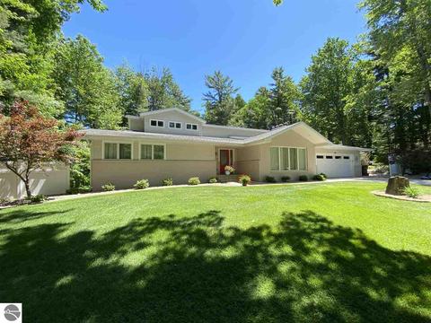 415 Saint Andrews Dr, Gladwin, MI 48624 photo 1
