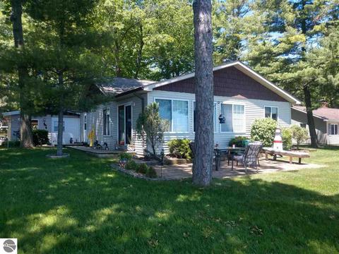 135 S Huron, Au Gres, MI 48703 photo 2