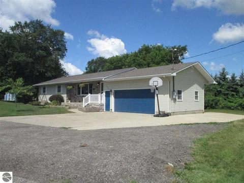 339 Schoolcrest Dr, Shepherd, MI 48883 photo 3