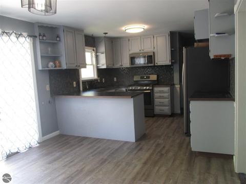 339 Schoolcrest Dr, Shepherd, MI 48883 photo 6