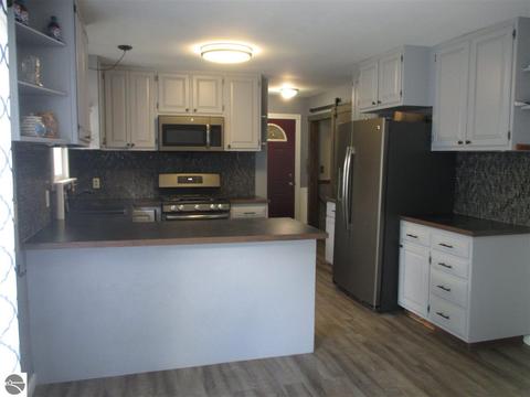 339 Schoolcrest Dr, Shepherd, MI 48883 photo 9