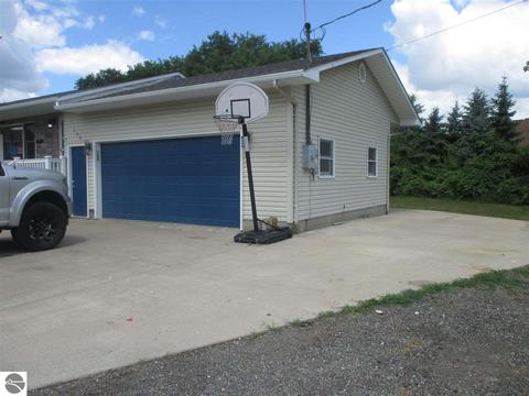 339 Schoolcrest Dr, Shepherd, MI 48883 photo 5