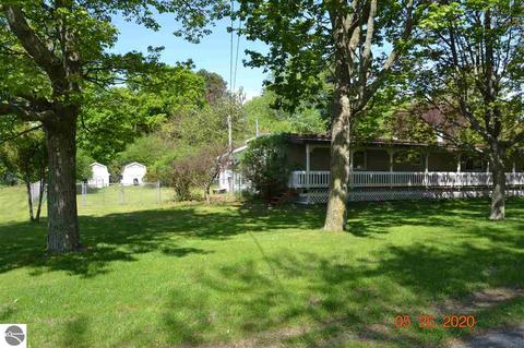 17062 Fourth St, Arcadia, MI 49613 photo 2