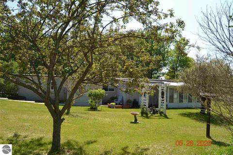 17062 Fourth St, Arcadia, MI 49613 photo 1