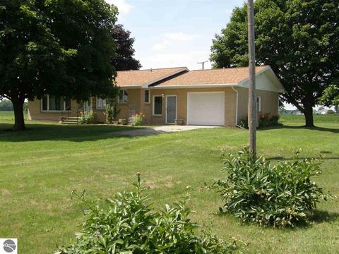 990 S Barry Rd, Ithaca, MI 48847 photo 2