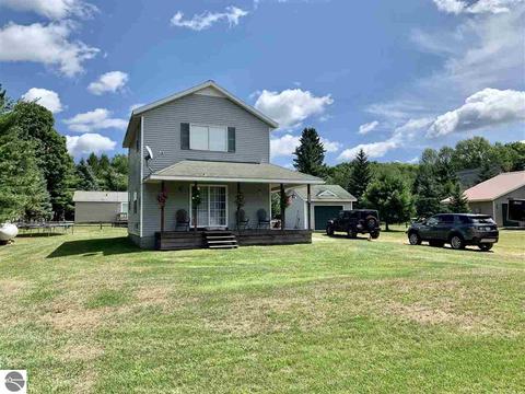 6037 Cedar Dr, Cadillac, MI 49601 photo 3