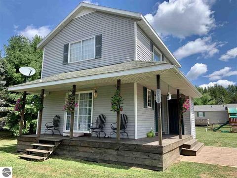 6037 Cedar Dr, Cadillac, MI 49601 photo 2