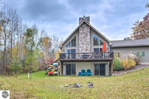 5332 King Arthurs Ct, Gladwin, MI 48624 photo 1