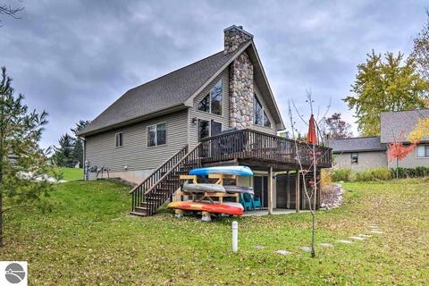 5332 King Arthurs Ct, Gladwin, MI 48624 photo 2