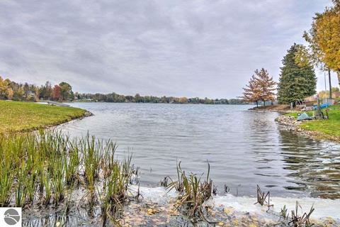 5332 King Arthurs Ct, Gladwin, MI 48624 photo 3