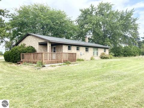 8040 E Pickard Rd, Mount Pleasant, MI 48858 photo 2