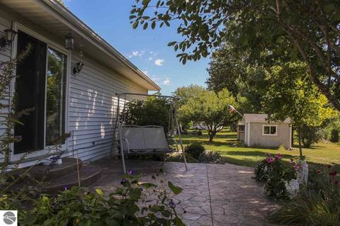 421 East Dr, Shepherd, MI 48883 photo 5