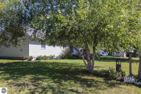 421 East Dr, Shepherd, MI 48883 photo 4