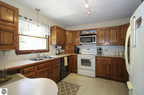 421 East Dr, Shepherd, MI 48883 photo 6