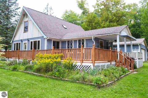 6243 Gopher Trl, Harrison, MI 48625 photo 1