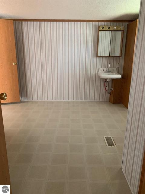 740 Silverleaf St, Gladwin, MI 48624 photo 3