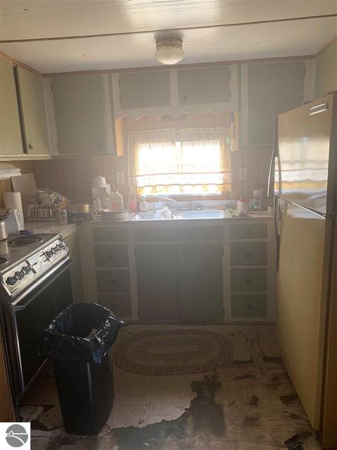 108 S 2nd St, Mesick, MI 49668 photo 2