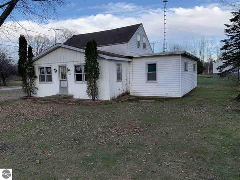1052 Lynn St, Sumner, MI 48889 photo 1