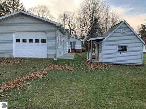 1038 Lynn St, Sumner, MI 48889 photo 2