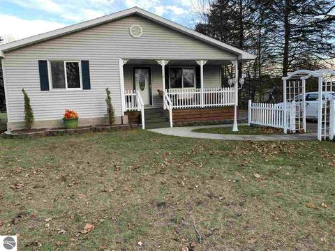 1038 Lynn St, Sumner, MI 48889 photo 1