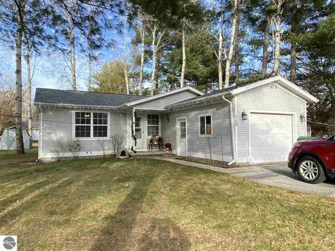 308 W Fourth St Gladwin Mi 48624 11 Photos Mls 1882591 Movoto