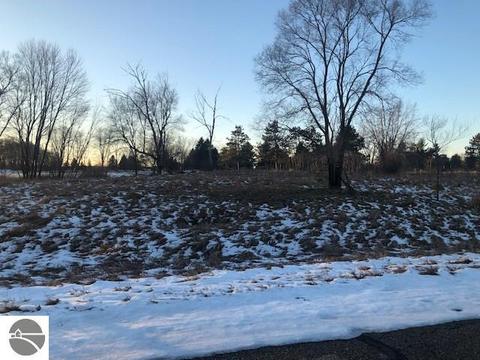 1009 Sandtrap Dr, Lake Isabella, MI 48893