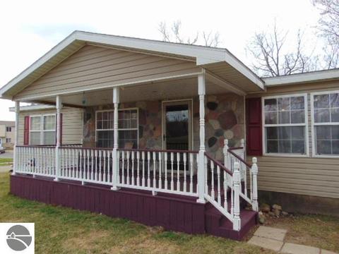 134 Grassmere Ct, Alma, MI 48801 photo 2