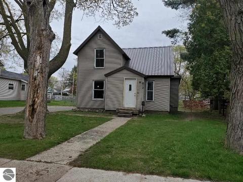 812 N Pine Ave, Alma, MI 48801 photo 1