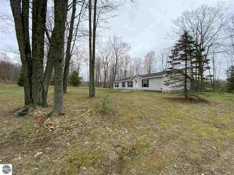 9530 Nancy Ann Dr, Gladwin, MI 48624 photo 1