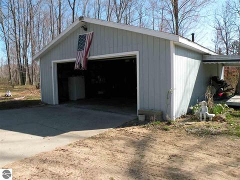 9530 Nancy Ann Dr, Gladwin, MI 48624 photo 3