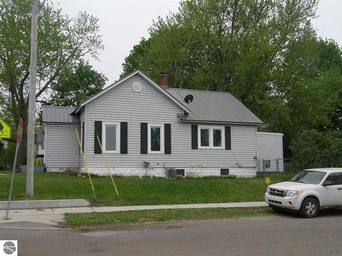 925 Pine Ave, Alma, MI 48801 photo 4
