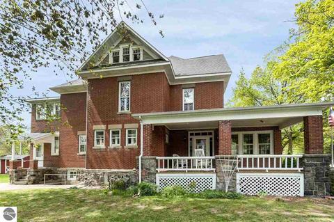 107 W Maple St, Shepherd, MI 48883 photo 4