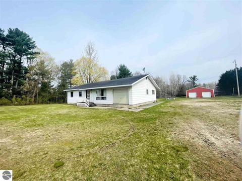 10151 E 12 Rd, Manton, MI 49663 photo 4