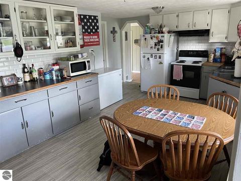 763 E Remus Rd, Mount Pleasant, MI 48858 photo 3
