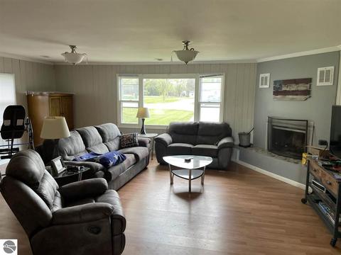 763 E Remus Rd, Mount Pleasant, MI 48858 photo 2