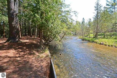 1446 Cedar Ln, Honor, MI 49640 photo 4