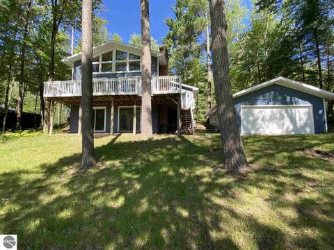 4950 Queens Way, Gladwin, MI 48624 photo 1