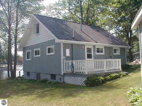 3258 Beaver Ct, Gladwin, MI 48624 photo 1
