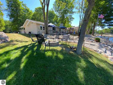 3887 W Thendara Dr, Gladwin, MI 48624 photo 1