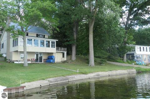 1640 Colonel Point Dr, Crystal, MI 48818 photo 1