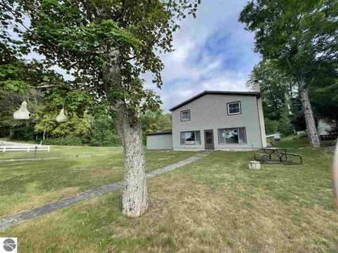 939 Hillcrest Dr, Boon, MI 49618 photo 3